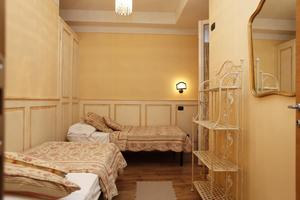 Appartamenti Piazza Umberto I Torri Del Benaco Δωμάτιο φωτογραφία