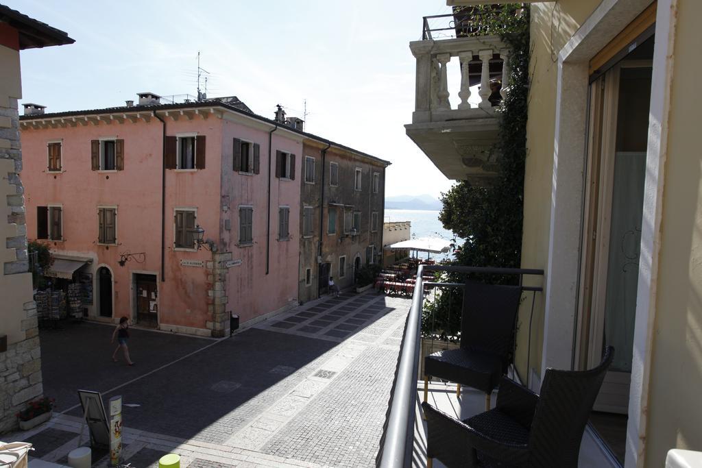 Appartamenti Piazza Umberto I Torri Del Benaco Δωμάτιο φωτογραφία