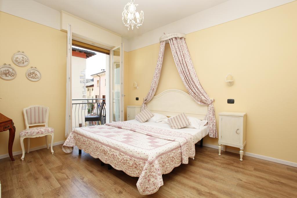 Appartamenti Piazza Umberto I Torri Del Benaco Δωμάτιο φωτογραφία