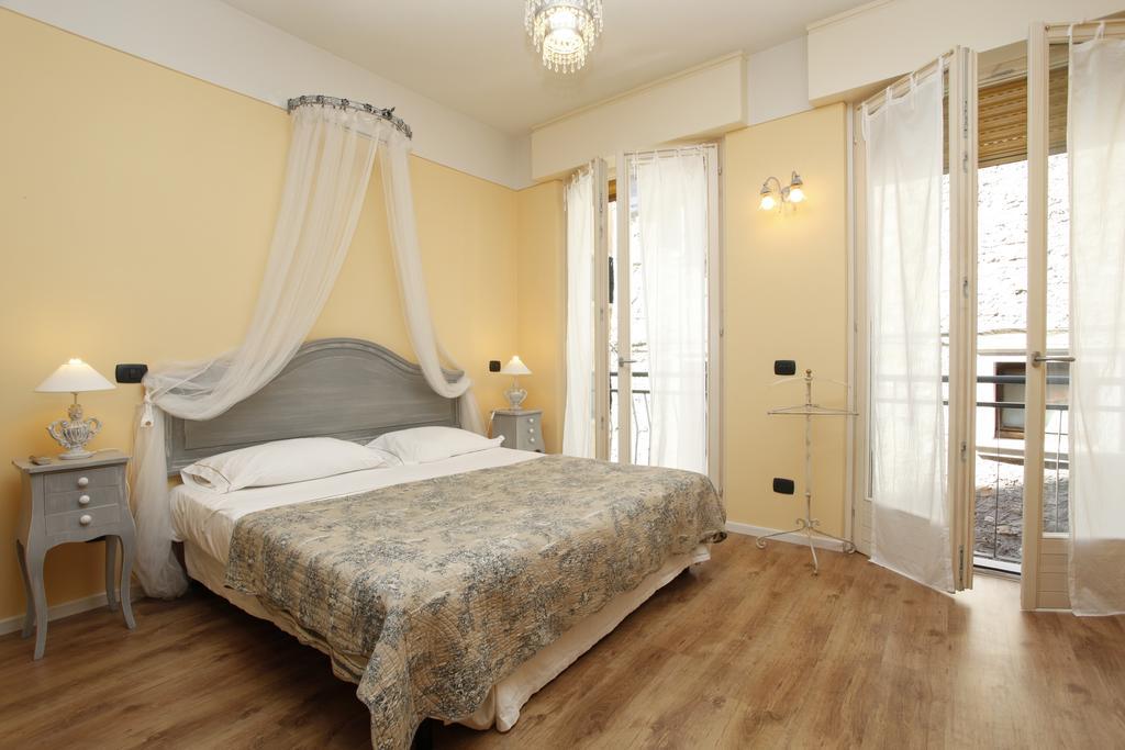 Appartamenti Piazza Umberto I Torri Del Benaco Δωμάτιο φωτογραφία